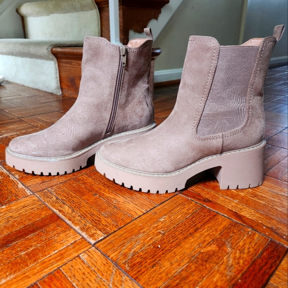 Universal Thread Women Ankle Boots Taupe Suede Chunky Heel Side Zip Lug Sole S-8 - Picture 3 of 12